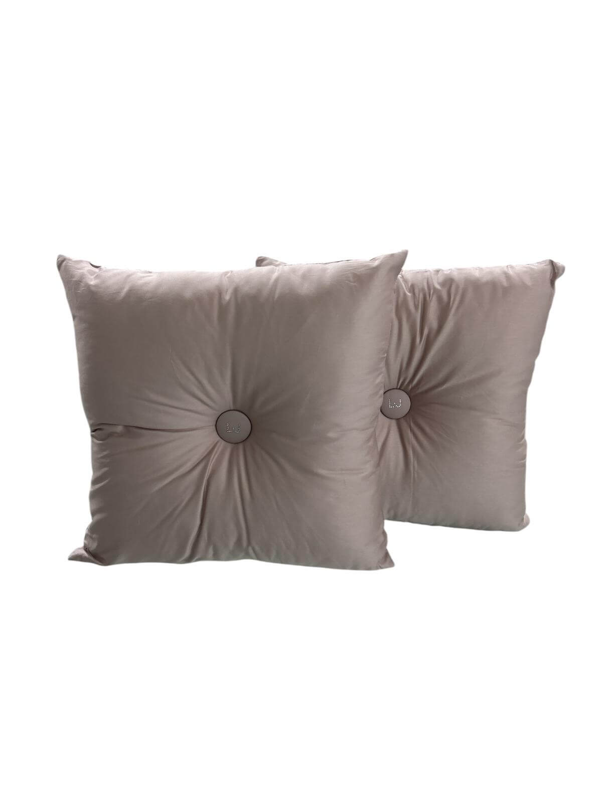 Cuscino arredo Liu Jo 40x40 cm in raso di cotone con bottone centrale decorativo, elegante e Made in Italy.