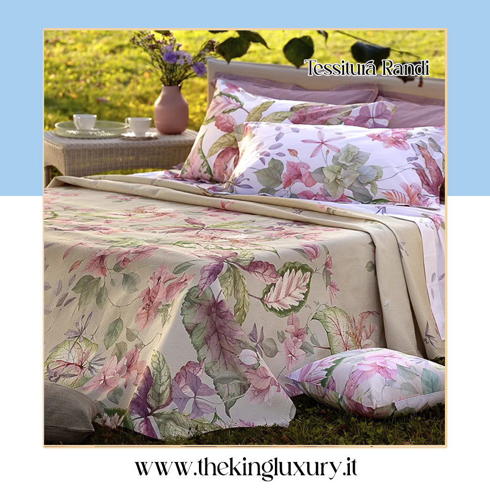 Copriletto matrimoniale Sentosa Tessitura Randi, misura 270x270 cm, in cotone matelassé con stampa floreale digitale, rifiniture artigianali e angoli sagomati Made in Italy.