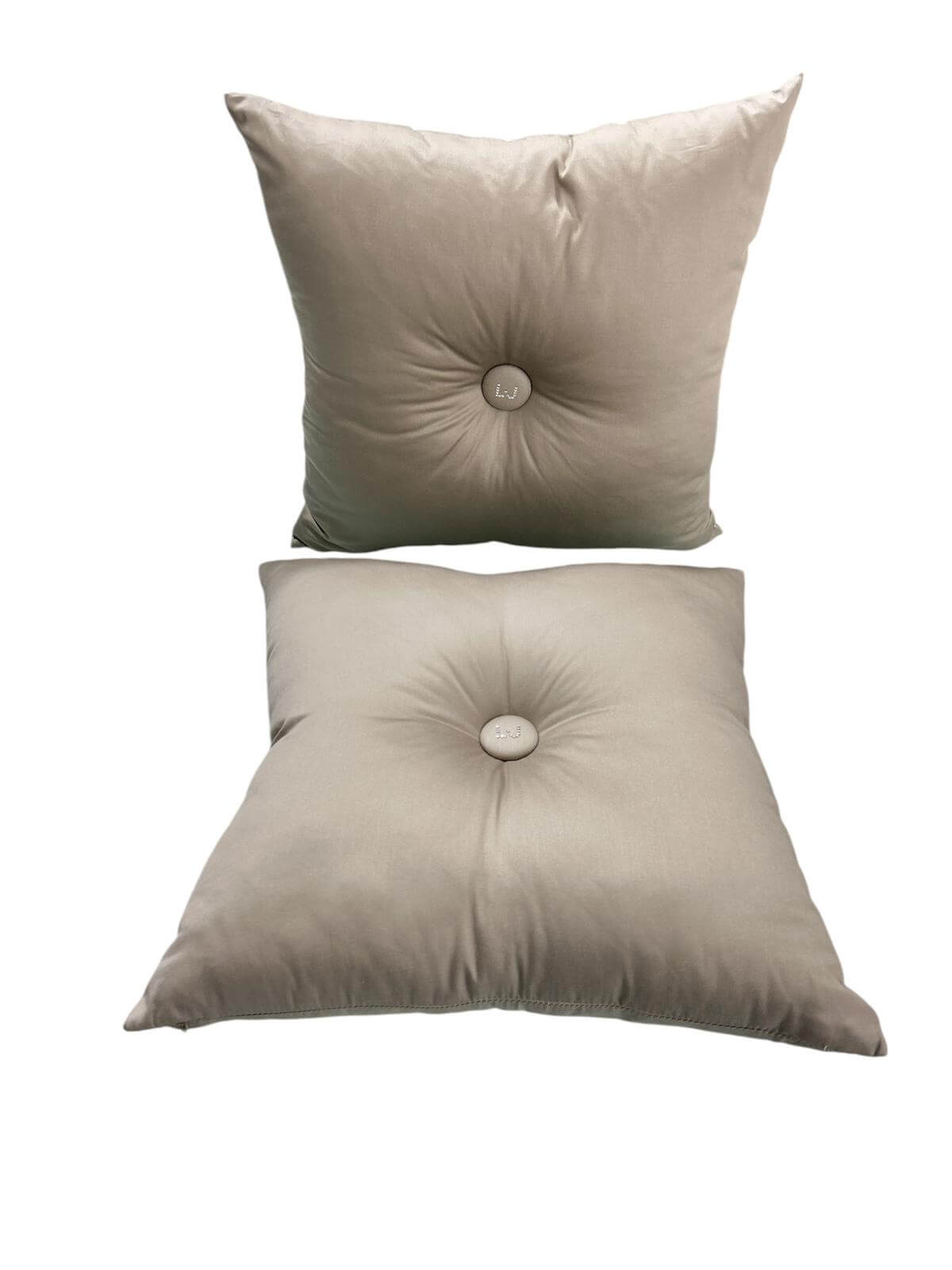 Cuscino arredo Liu Jo 40x40 cm in raso di cotone con bottone centrale decorativo, elegante e Made in Italy.