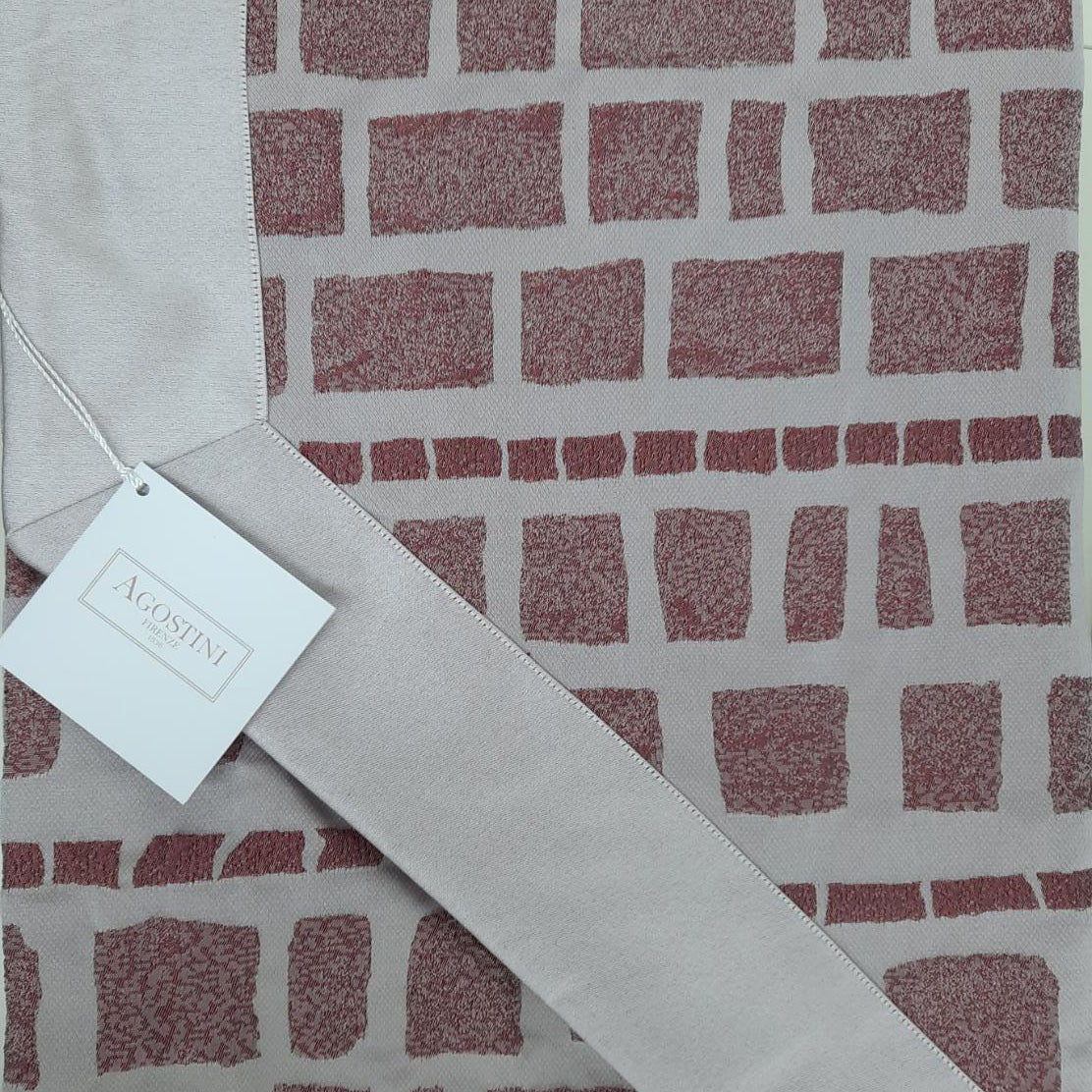 Copriletto matrimoniale Agostini Brooklyn rosso con effetto jacquard, misura 270x260 cm, elegante e Made in Italy.