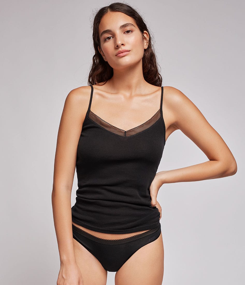 Canotta Gisela in tessuto Eko Modal con dettaglio in pizzo chevron sul petto e spalline regolabili, stile elegante Made in Italy.