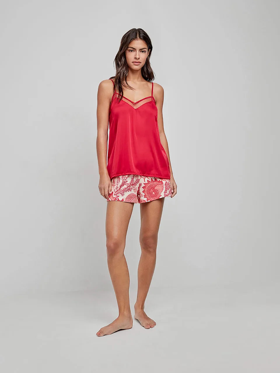 Pigiama donna Gisela 2/20250B taglia S, canottiera satinata con pizzo, pantaloncini corti con stampa corallo e elastico in vita.