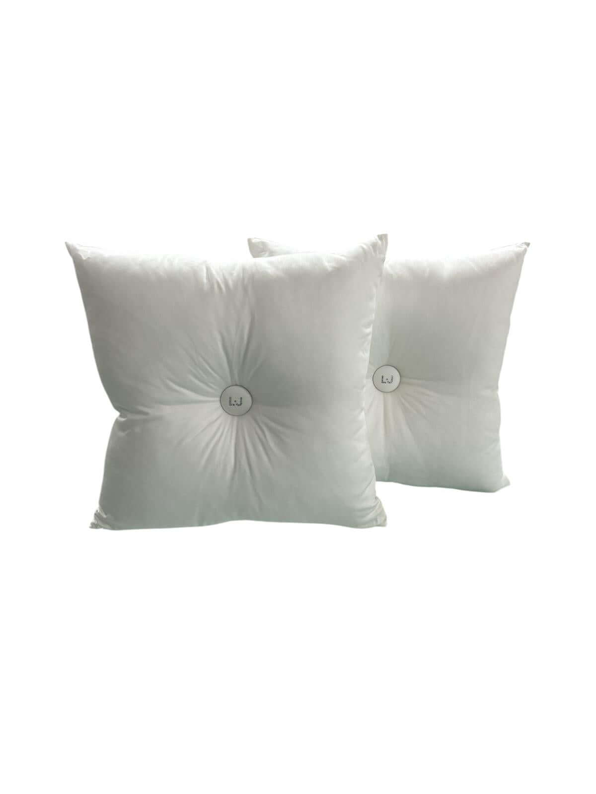 Cuscino arredo Liu Jo 40x40 cm in raso di cotone con bottone centrale decorativo, elegante e Made in Italy.