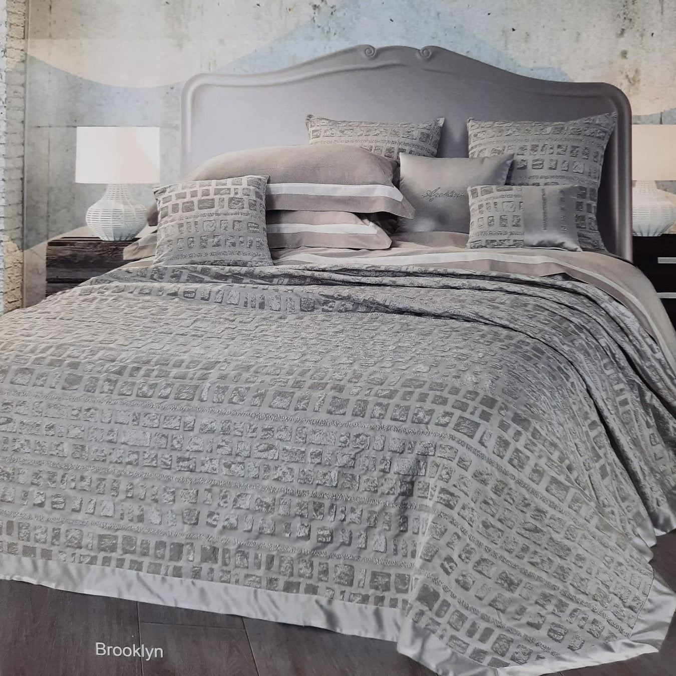 Copriletto matrimoniale Agostini Brooklyn rosso con effetto jacquard, misura 270x260 cm, elegante e Made in Italy.