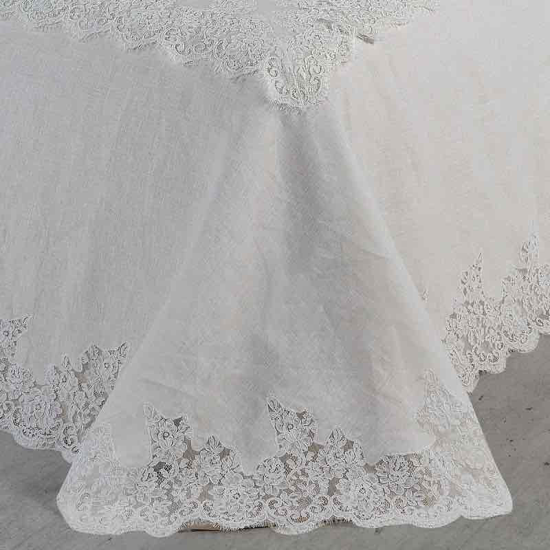 Coordinato letto matrimoniale David Creta in lino bianco con copriletto 270x270 cm, lenzuola 260x290 cm, federe e cuscini 35x55 cm con pizzo Rebrodè Made in Italy.