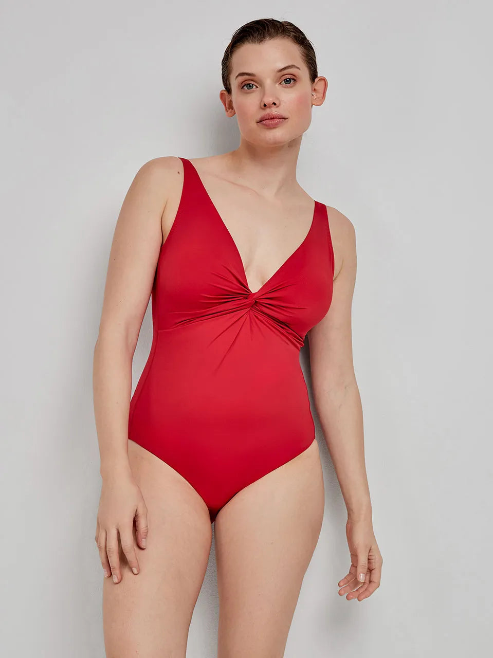 Costume intero Gisela 2/30227U taglia 48, effetto contenitivo senza ferretto con foam, nodo sullo scollo, spalline regolabili, tessuto elasticizzato.