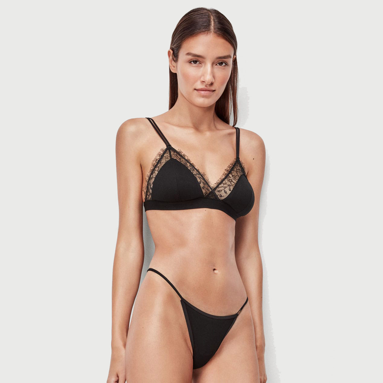 Completo intimo Gisela con reggiseno triangolare senza ferretto e slip brasiliano in pizzo, tessuto morbido, elegante e Made in Italy.