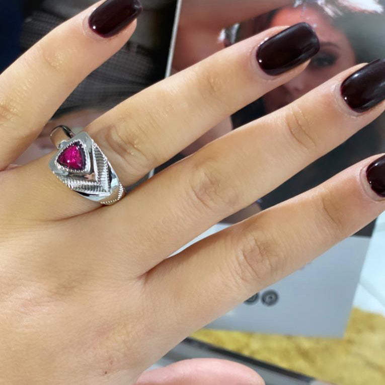 Anello Velvet Rubino Alexarte, taglia unica, artigianale con resina rossa rubino, cristalli e finiture in oro e argento, Made in Italy.