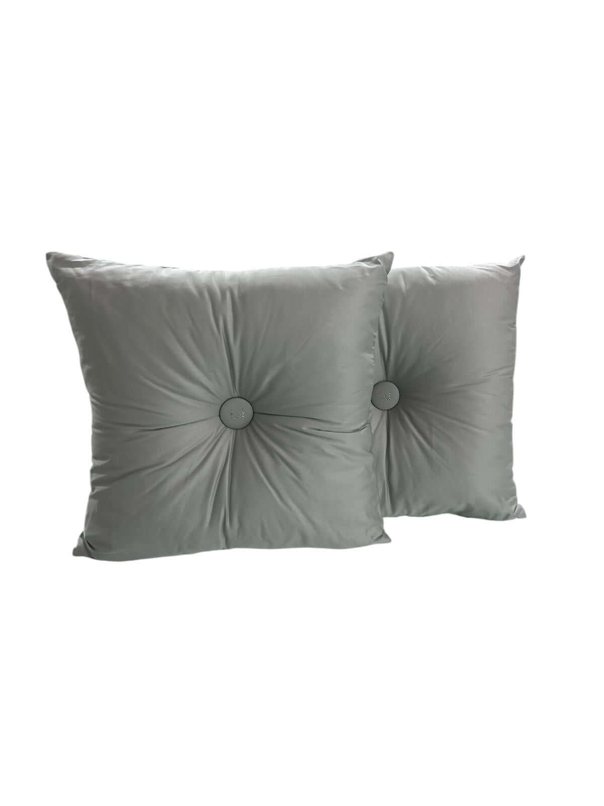 Cuscino arredo Liu Jo 40x40 cm in raso di cotone con bottone centrale decorativo, elegante e Made in Italy.