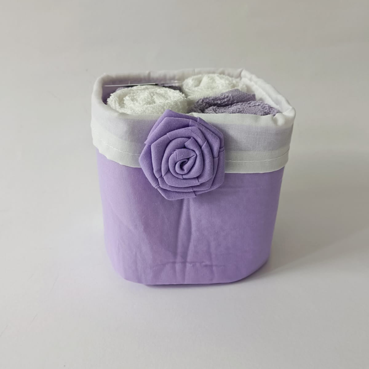 Set di 4 lavette Daunex 30x30 cm in spugna di cotone con cestino decorativo “Bocciolo”, eleganza e morbidezza per il bagno.