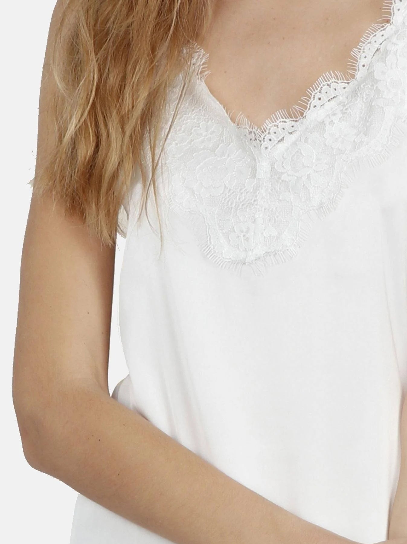 Baby Doll Admas 50925: completo top e culotte donna in tessuto morbido, colore avorio, stile elegante e raffinato.