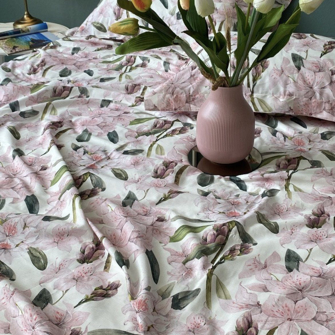 Completo lenzuola matrimoniale Himiko Maestri Cotonieri in puro cotone con lenzuolo sopra, sotto con angoli e federe 55x85. Made in Italy