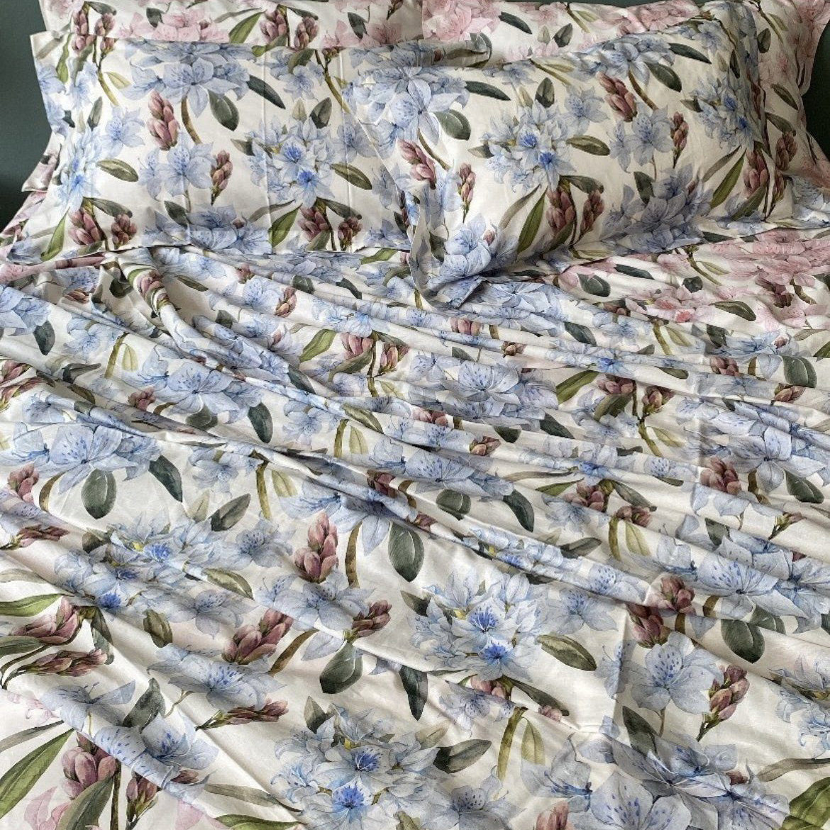 Completo lenzuola matrimoniale Himiko Maestri Cotonieri in puro cotone con lenzuolo sopra, sotto con angoli e federe 55x85. Made in Italy