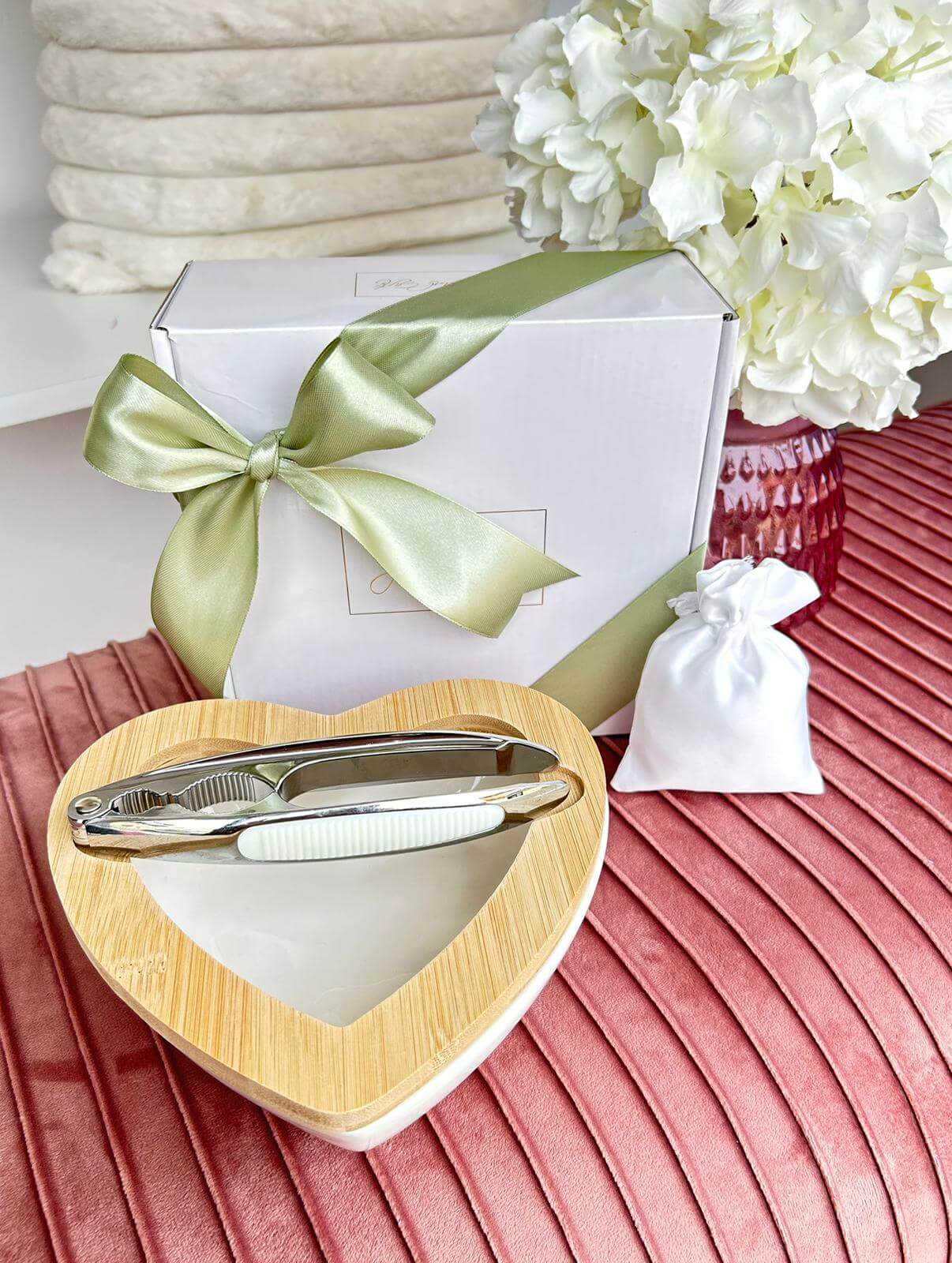Schiaccianoci con contenitore cuore Special Gifts FD5/S