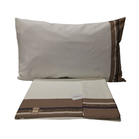 Completo lenzuola matrimoniale Borbonese Ascot in raso di cotone con federe coordinate. Stile elegante, tessuto lucente e produzione Made in Italy.