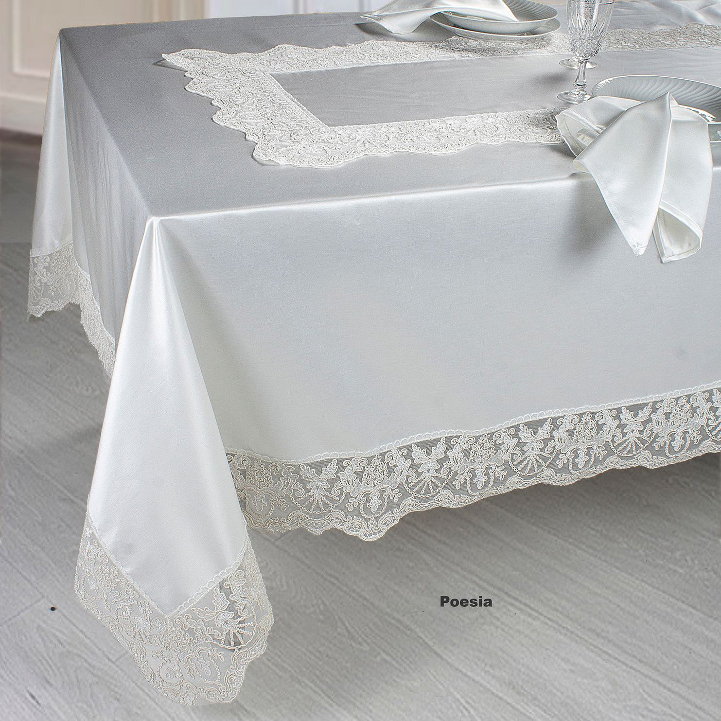 Coordinato matrimoniale David Poesia in raso di cotone color latte, con copriletto 270x270 cm, lenzuola 260x290 cm, cuscini 35x55 cm, tovaglia 180x270 cm e 12 tovaglioli, decorati con pizzo Made in Italy.