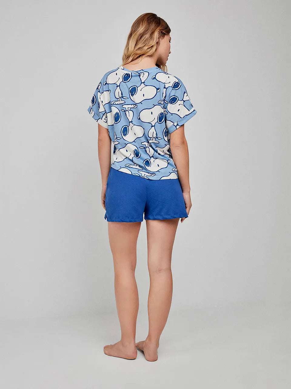 Pigiama Gisela 2/20282S taglia L, completo corto da donna con maglietta Snoopy e pantaloncini con stampa a contrasto ed elastico in vita.
