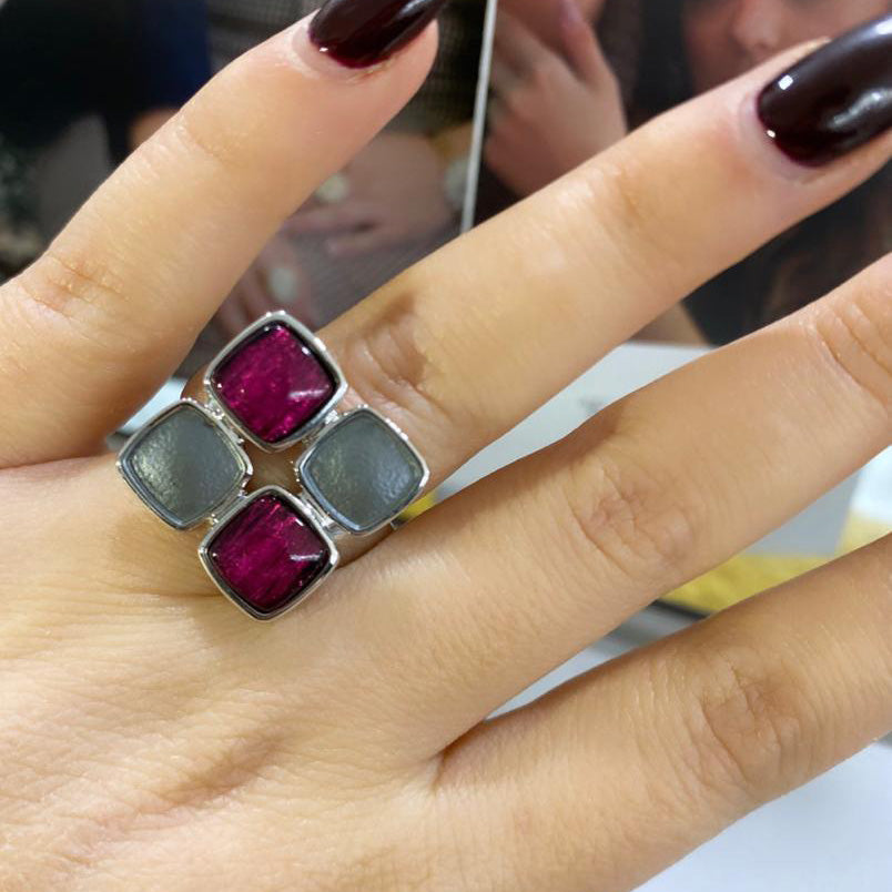 Anello Velvet Quadro Alexarte, taglia unica, artigianale con elemento quadrato, cristalli e finiture in oro e argento, stile moderno italiano.