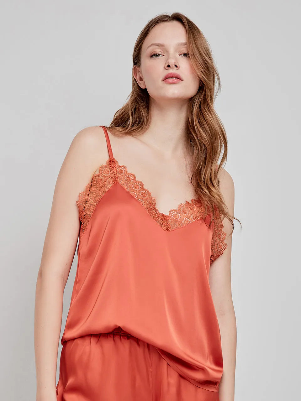 Pigiama donna Gisela 2/20258TB taglia S, canotta satinata con scollo in pizzo, pantaloni stampati, tessuto leggero ideale per la primavera/estate.
