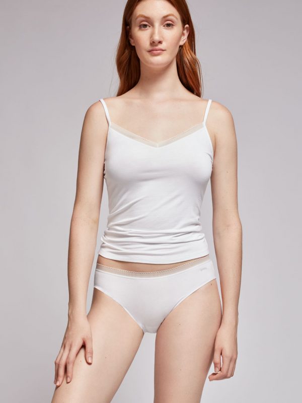 Canotta Gisela in tessuto Eko Modal con dettaglio in pizzo chevron sul petto e spalline regolabili, stile elegante Made in Italy.