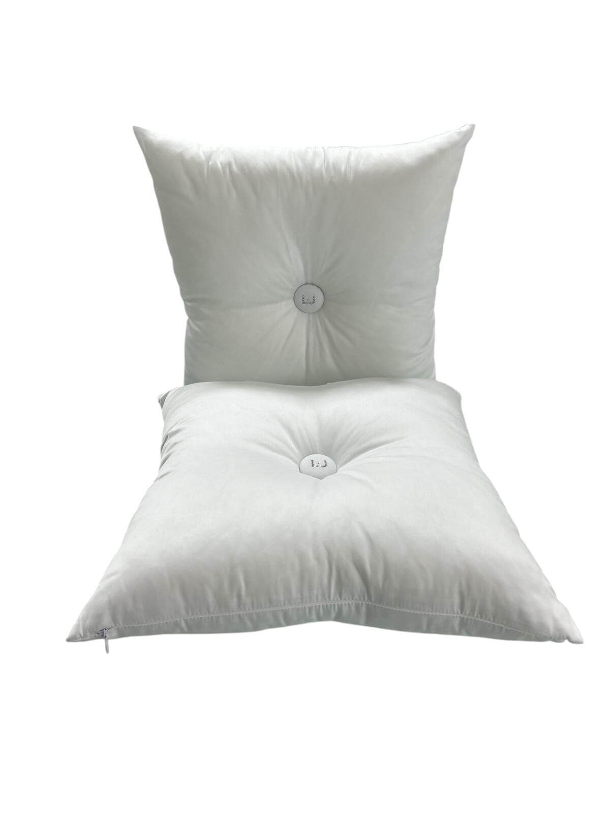 Cuscino arredo Liu Jo 40x40 cm in raso di cotone con bottone centrale decorativo, elegante e Made in Italy.