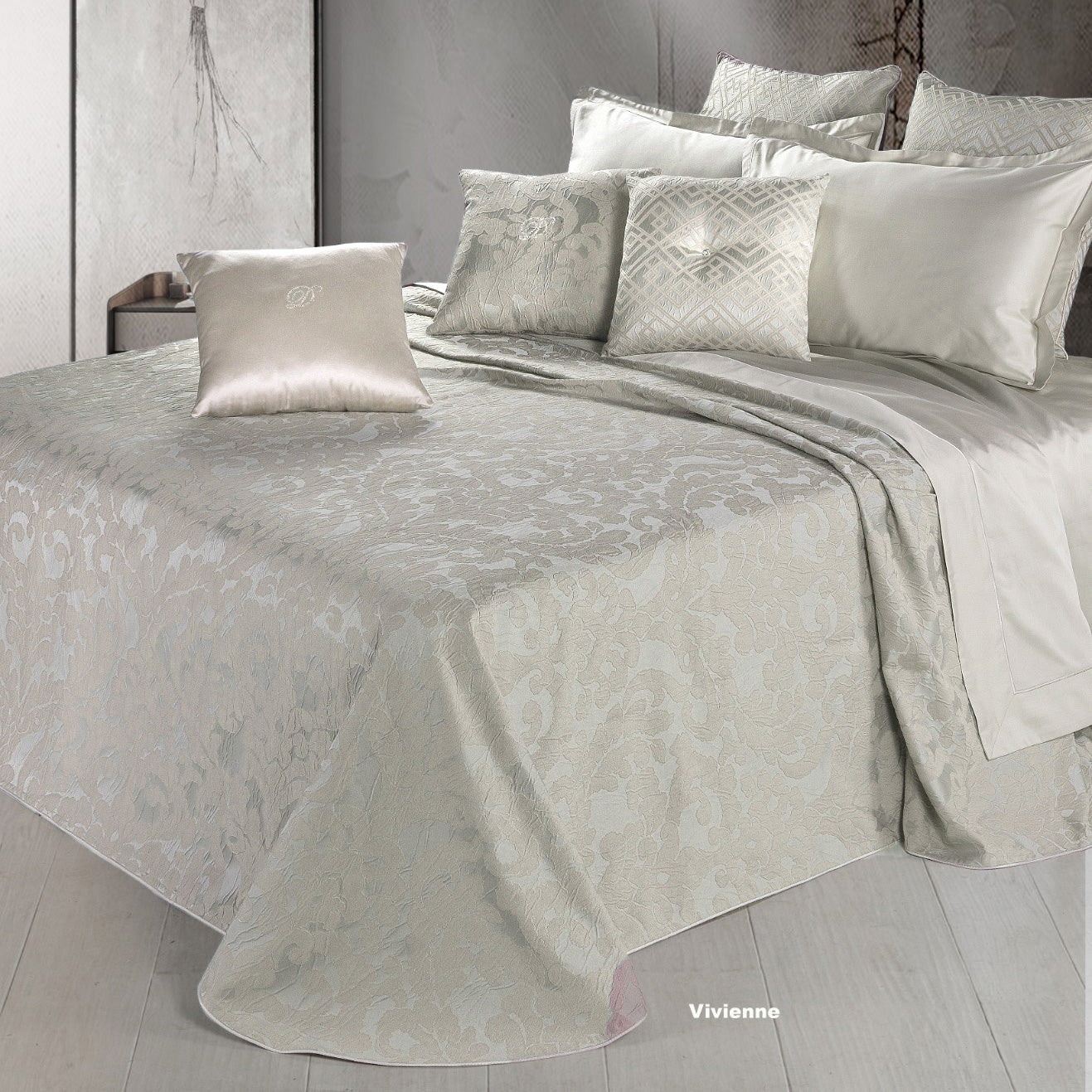 Cuscino arredo David Vivienne 40x40 cm sabbia, jacquard damasco con cifra D in cristalli. Elegante e Made in Italy