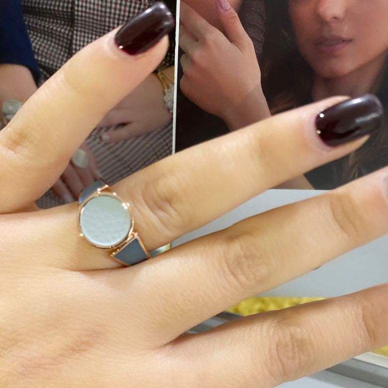 Anello Orbital Sole Alexarte, taglia unica, in tonalità solare, con finiture dorate, cristalli e resina, artigianale Made in Italy.