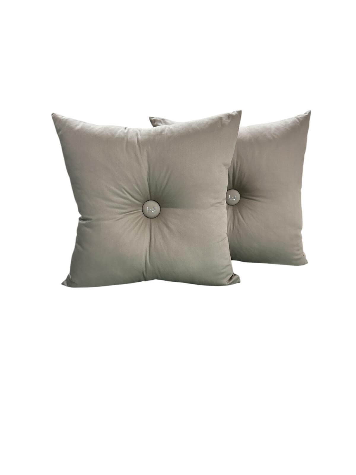 Cuscino arredo Liu Jo 40x40 cm in raso di cotone con bottone centrale decorativo, elegante e Made in Italy.