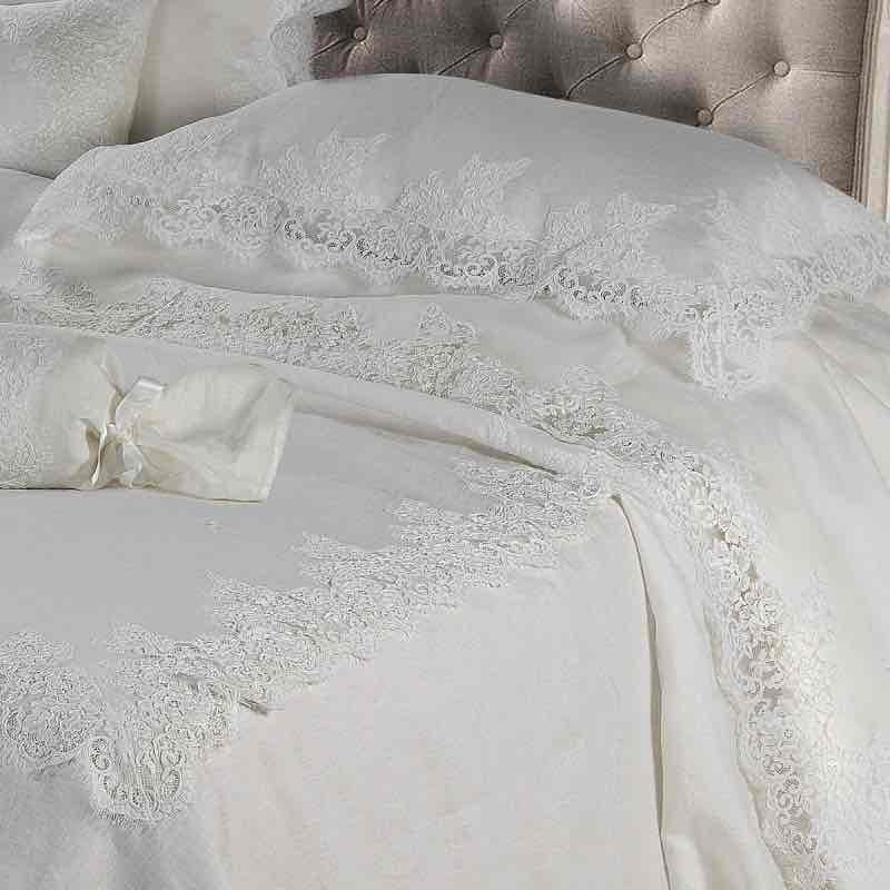 Coordinato letto matrimoniale David Creta in lino bianco con copriletto 270x270 cm, lenzuola 260x290 cm, federe e cuscini 35x55 cm con pizzo Rebrodè Made in Italy.