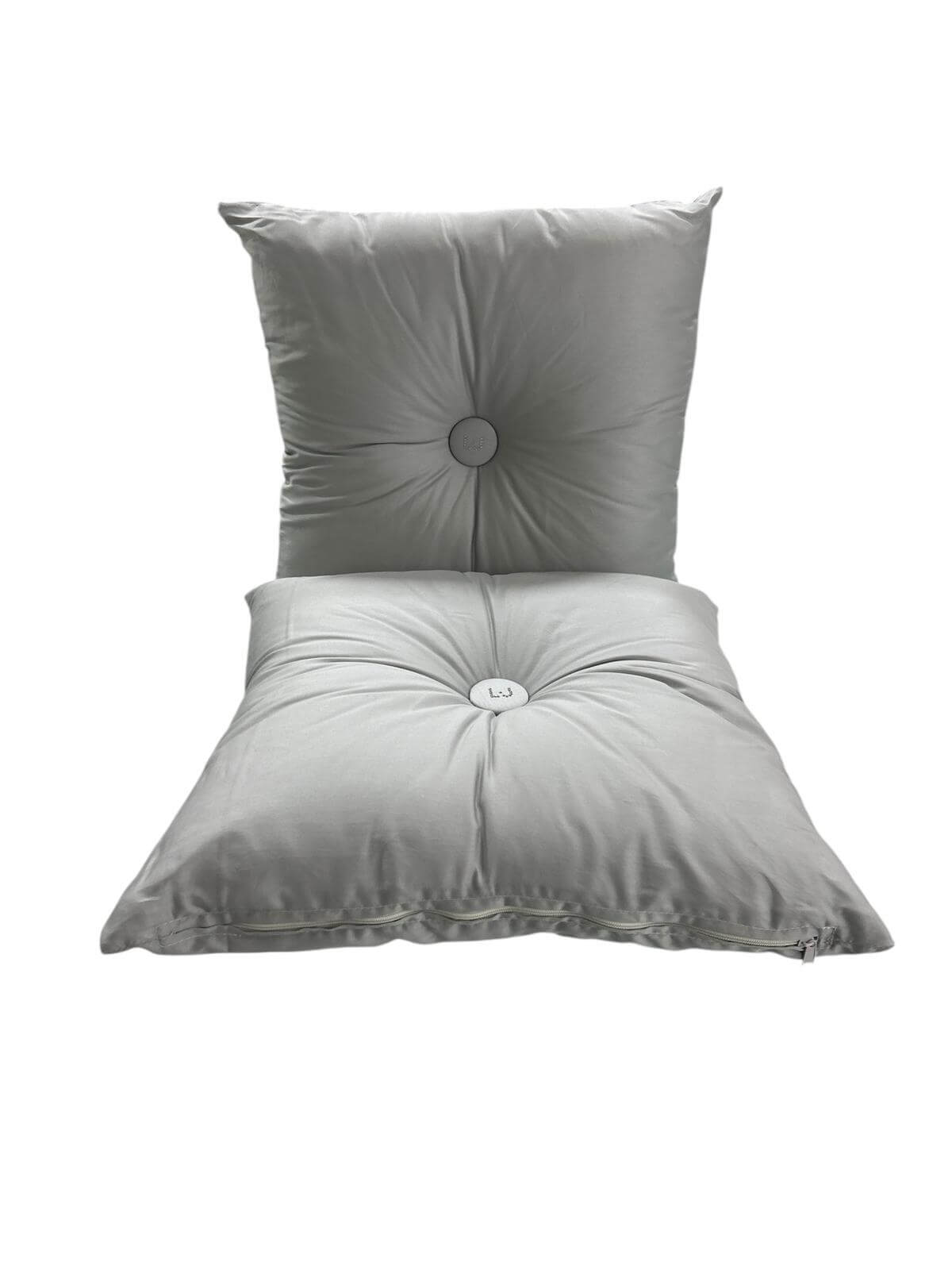 Cuscino arredo Liu Jo 40x40 cm in raso di cotone con bottone centrale decorativo, elegante e Made in Italy.