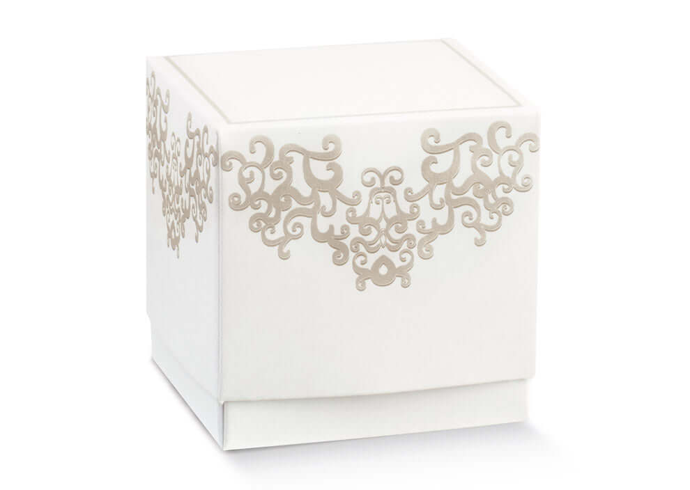 Scatolina bomboniera bianca Fleur Chantilly in cartoncino rigido 9x9x9 cm, per confetti o praline. Elegante, personalizzabile