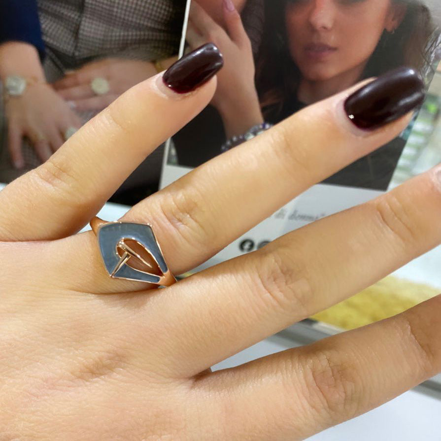 Anello Orbital Aurora Alexarte, lavorazione artigianale italiana, taglia unica, rifiniture lucide e placcature preziose, design ispirato all’aurora.