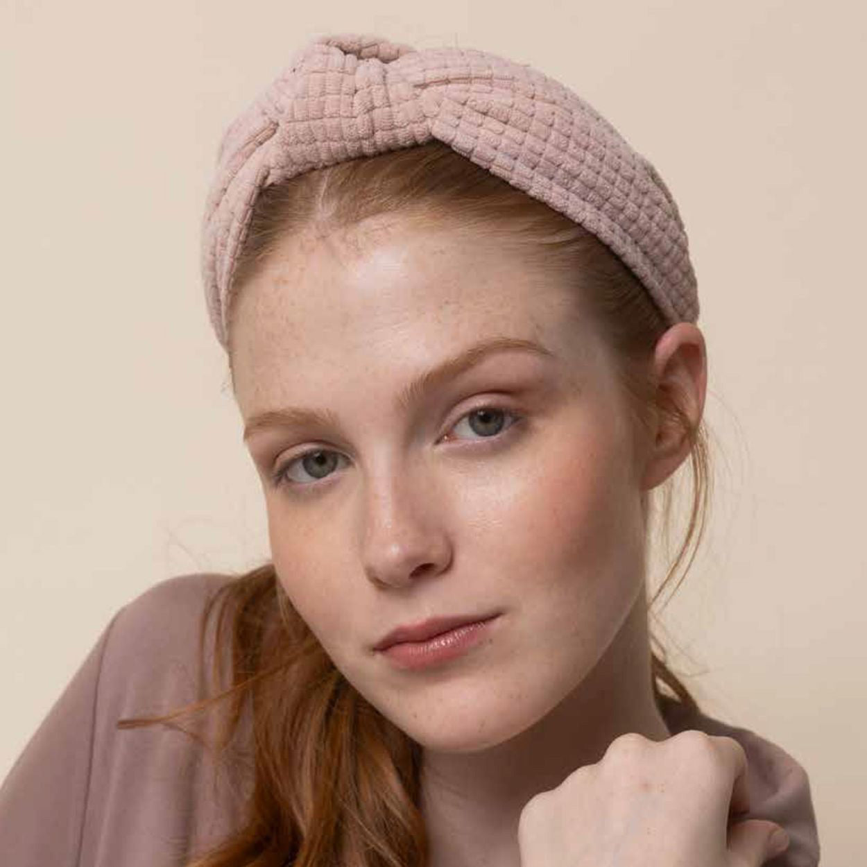 Cerchietto per capelli Frontino Admas 69054S, colore tortora, elegante accessorio in cotone e PVC per look raffinati