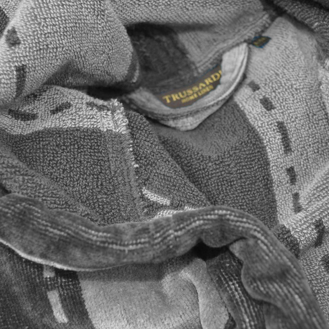 Accappatoio Trussardi Border Stitch taglia XXL, colore grigio, con cappuccio, in spugna di cotone, dettaglio sartoriale, Made in Italy.