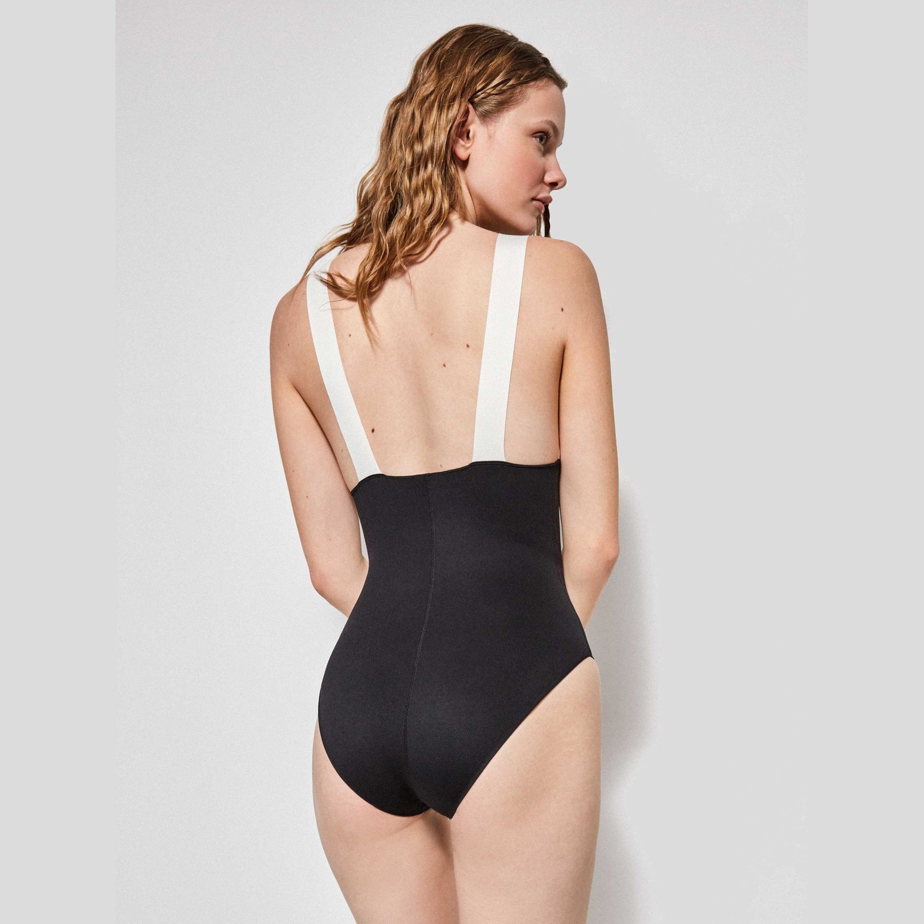 Costume intero Gisela nero con tessuto liscio senza cuciture, taglio al laser, schiuma removibile e vestibilità effetto seconda pelle