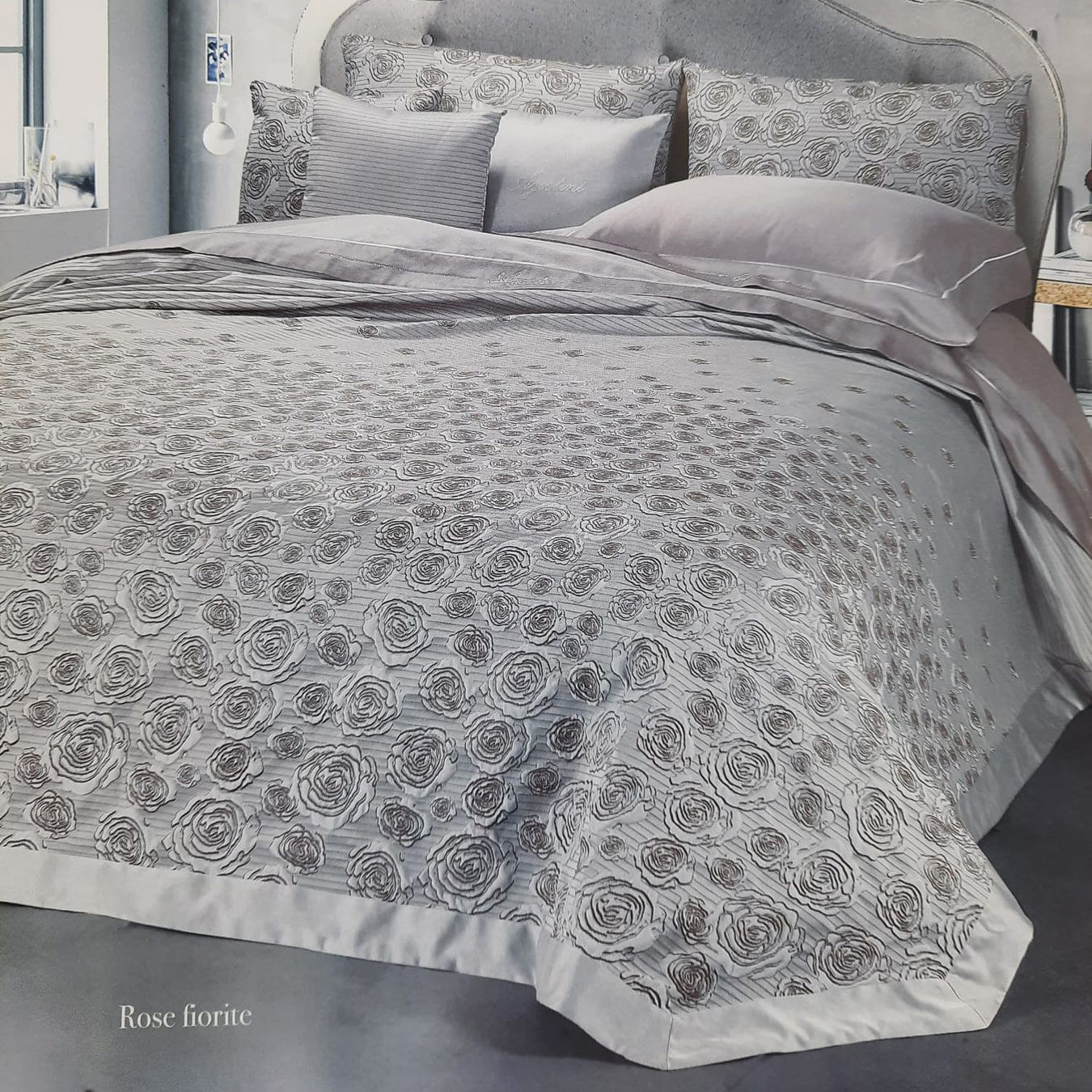 Copriletto matrimoniale Agostini Rose Fiorite 270x260 cm in tessuto jacquard, motivo floreale grigio e tortora, elegante e Made in Italy