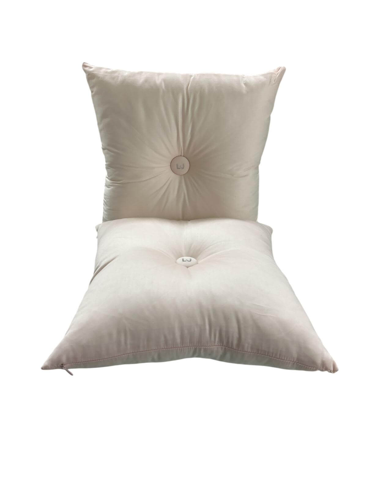 Cuscino arredo Liu Jo 40x40 cm in raso di cotone con bottone centrale decorativo, elegante e Made in Italy.