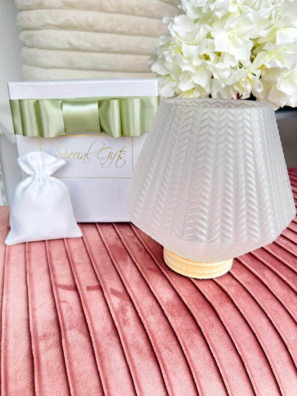 Lampada bianca Special Gifts in vetro e legno, bomboniera raffinata 12,5x18 cm con scatola regalo. Elegante e personalizzabile, perfetta per eventi speciali.