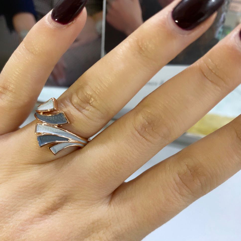 Anello Orbital Zefiro della linea Alexarte, taglia unica, con cristalli, resine e placcature in oro e argento, design etereo, Made in Italy.