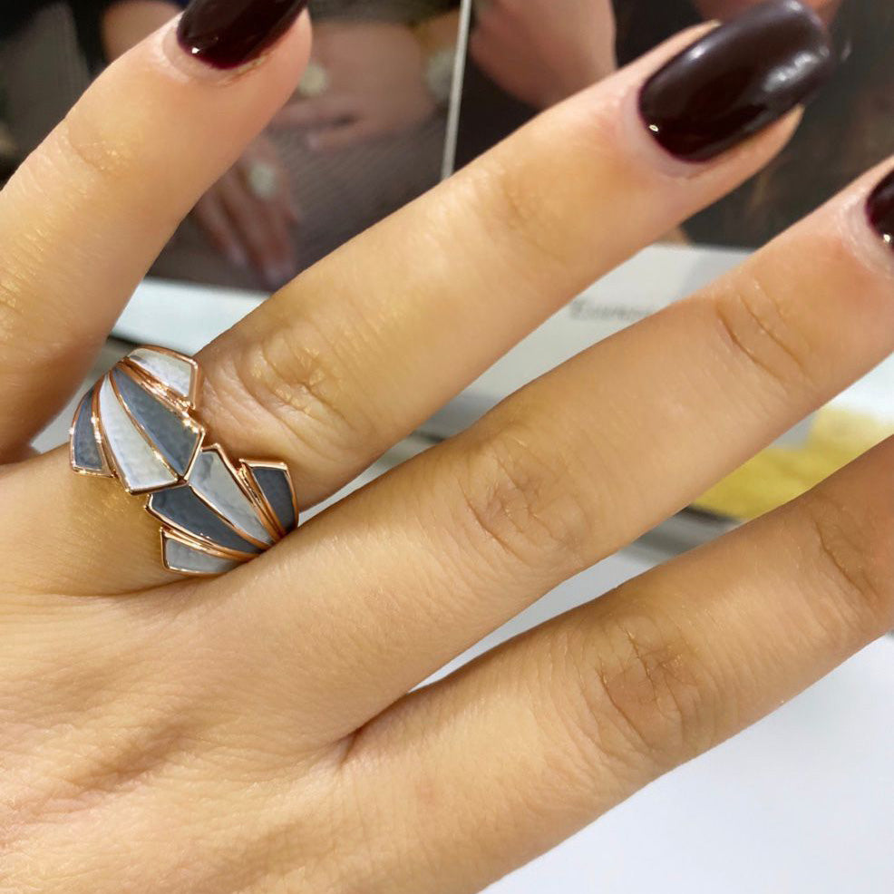 Anello Orbital Ali della linea Alexarte, realizzato a mano, taglia unica, finitura lucida, stile moderno, Made in Italy.