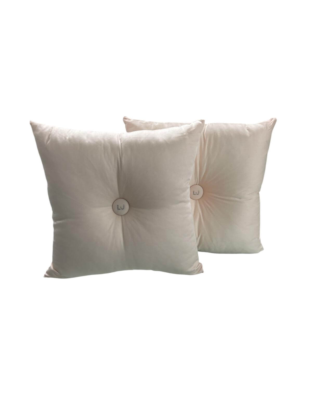 Cuscino arredo Liu Jo 40x40 cm in raso di cotone con bottone centrale decorativo, elegante e Made in Italy.