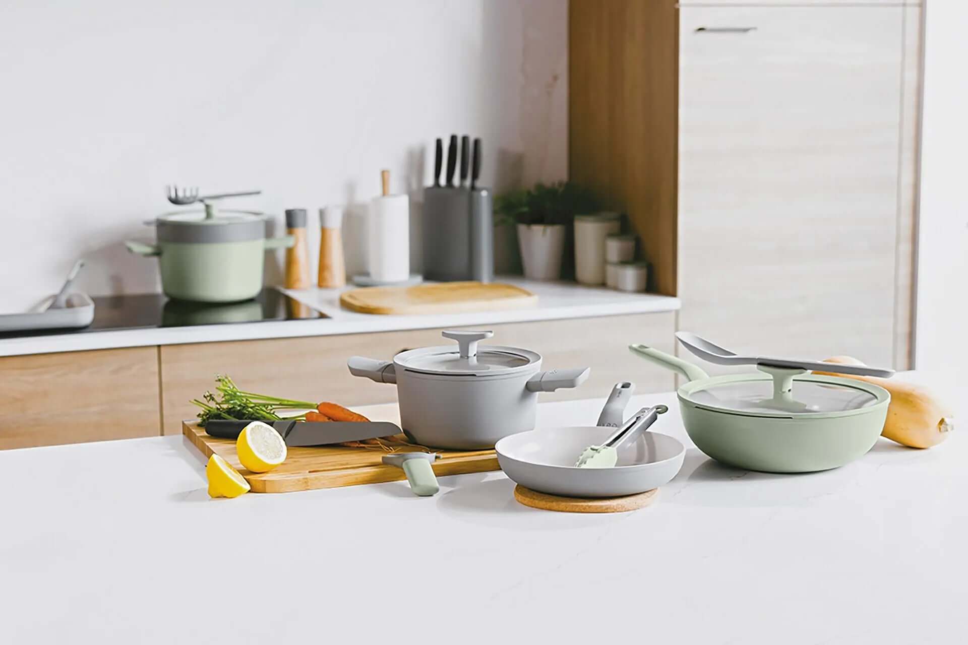 Wok antiaderente Balance Sage da 28 cm con coperchio in vetro e manico termoisolato, in alluminio riciclato con rivestimento ceramico PFAS-free.