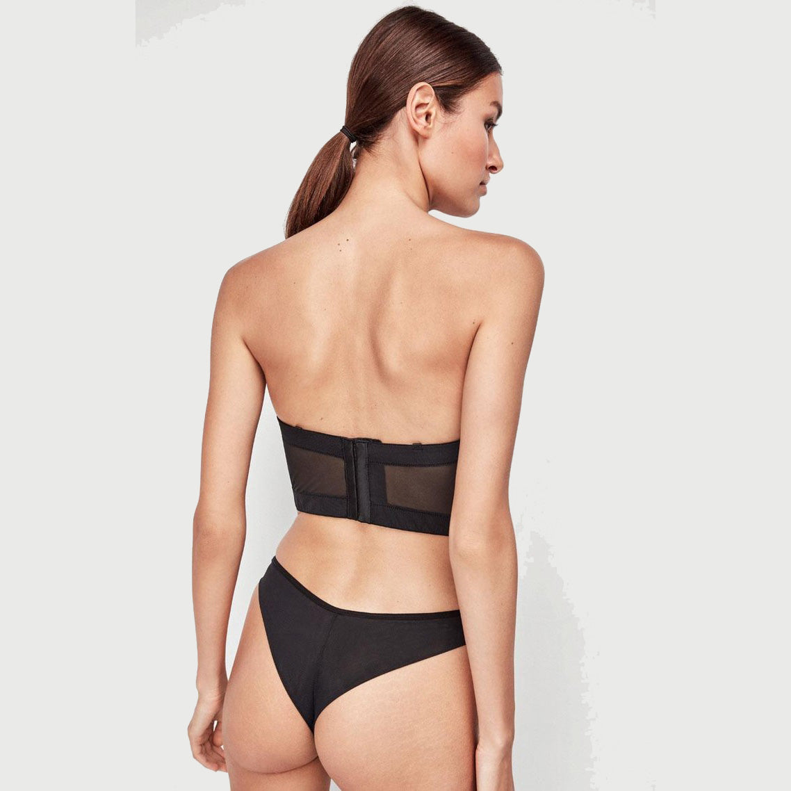 Completo intimo Gisela con bustier push-up coppa C e slip brasiliano, tessuto morbido ed elegante, comfort e stile Made in Italy.