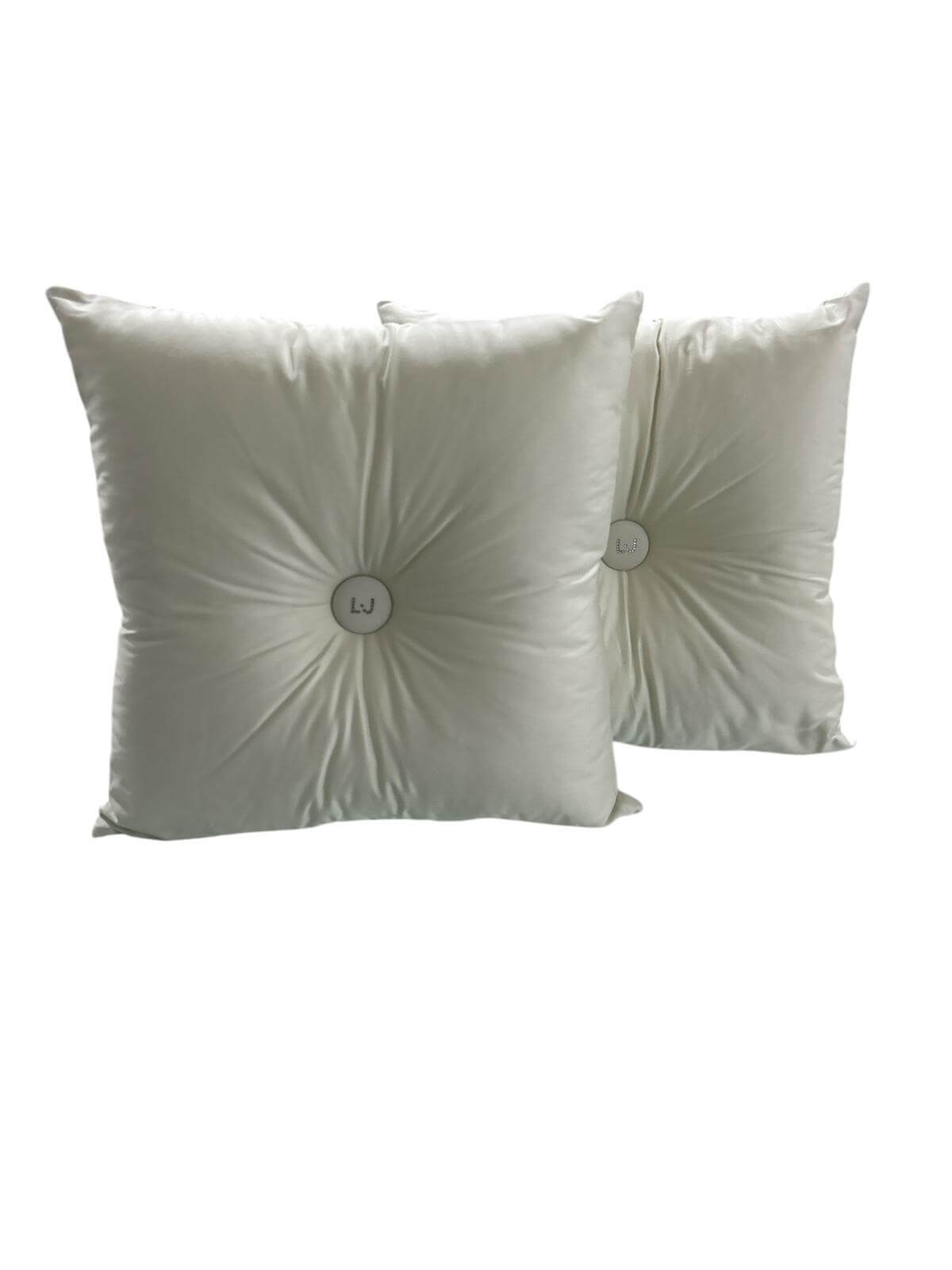 Cuscino arredo Liu Jo 40x40 cm in raso di cotone con bottone centrale decorativo, elegante e Made in Italy.