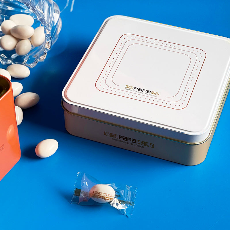 Confetti Papa cioccogolosone imbustati singolarmente, bianchi, in confezione regalo latta da 100g.