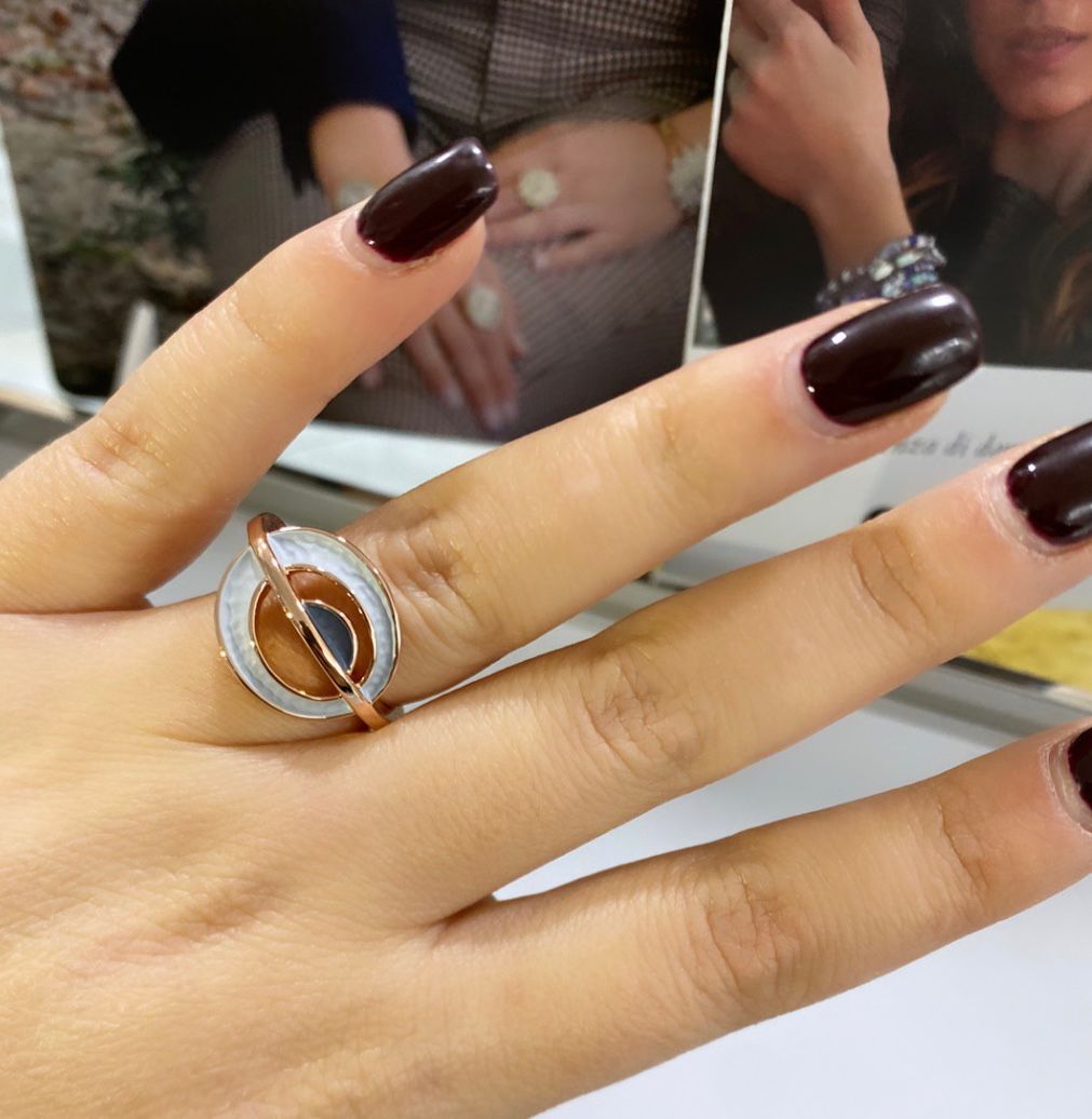 Anello Orbital Luce Alexarte, lavorazione artigianale italiana, taglia unica, con cristalli e placcature in oro e argento, design orbitale.