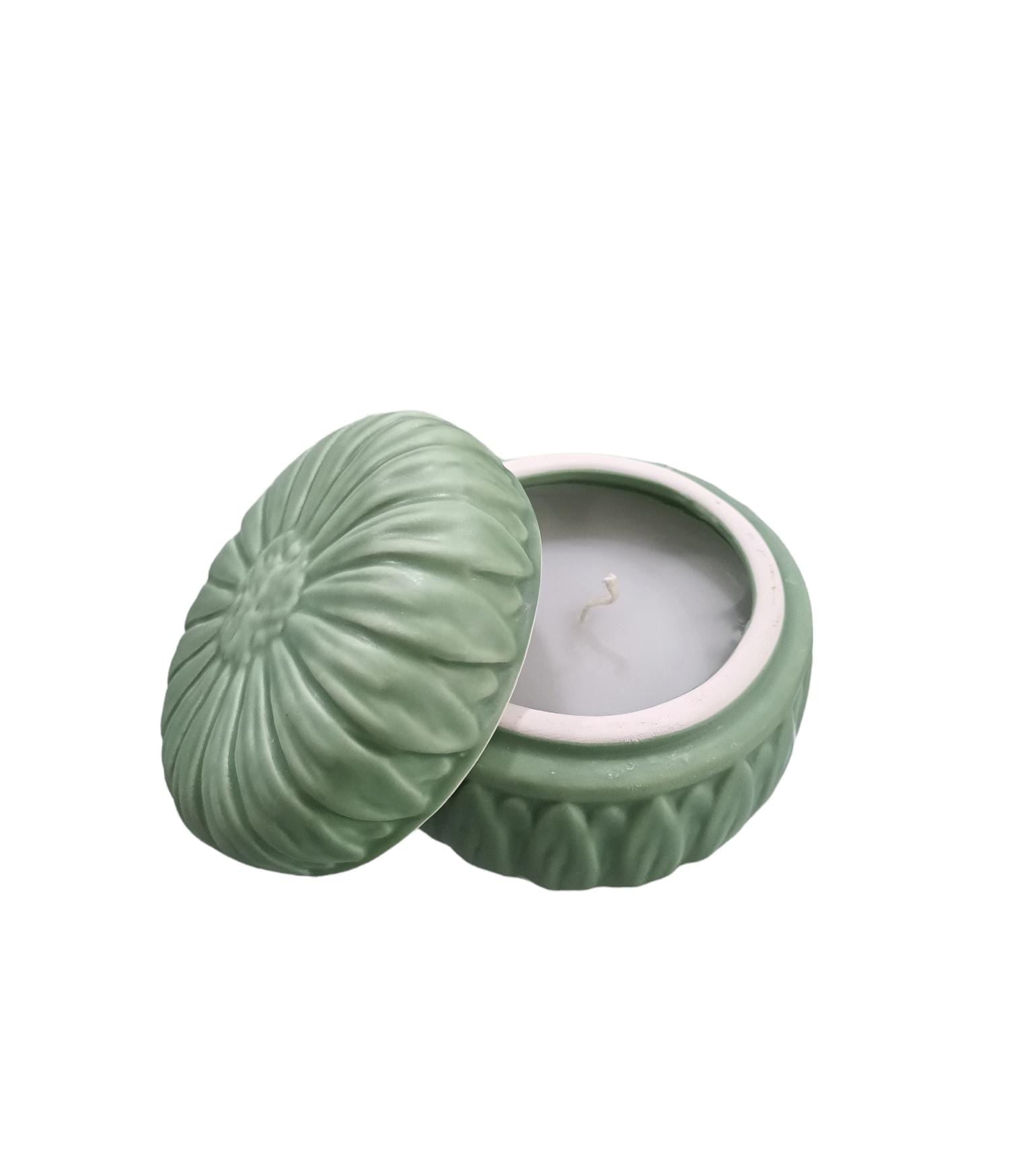 Candela in porcellana Schonherr Sunflower da 150gr, disponibile in sei colori colormat, decorativa con scatola regalo inclusa.