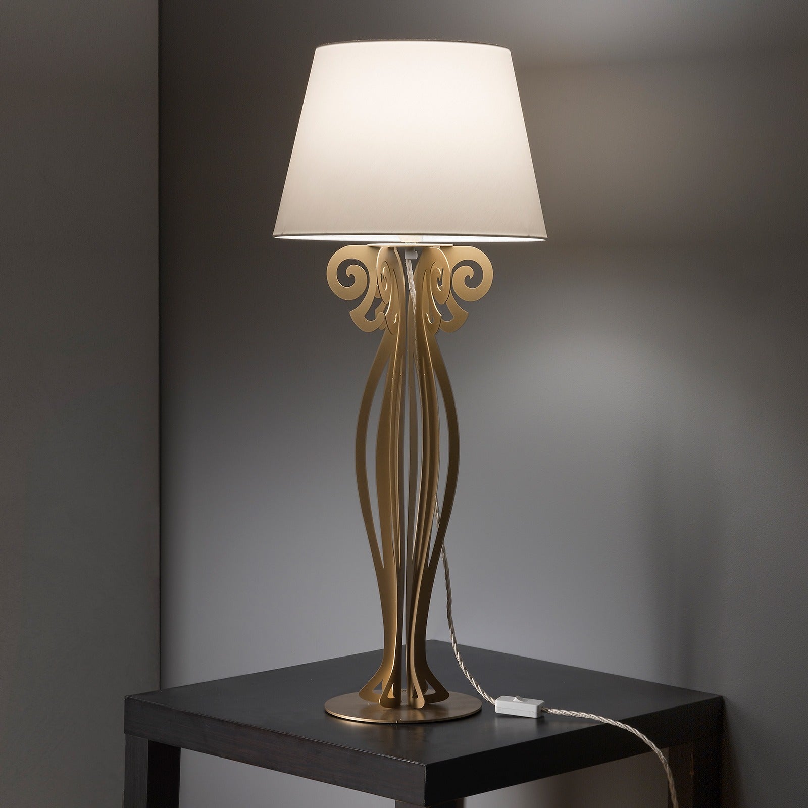 Lampada da tavolo Circeo Arti & Mestieri, 35x85 cm, in ferro, design moderno disponibile in tre colorazioni, ideale per ambienti eleganti.