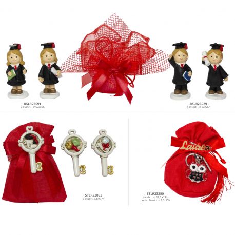 Bomboniera laurea Harmony con bimbo laureato 3D in resina, due versioni assortite con fazzoletto, 6 cm. Simpatico e simbolico ricordo accademico.