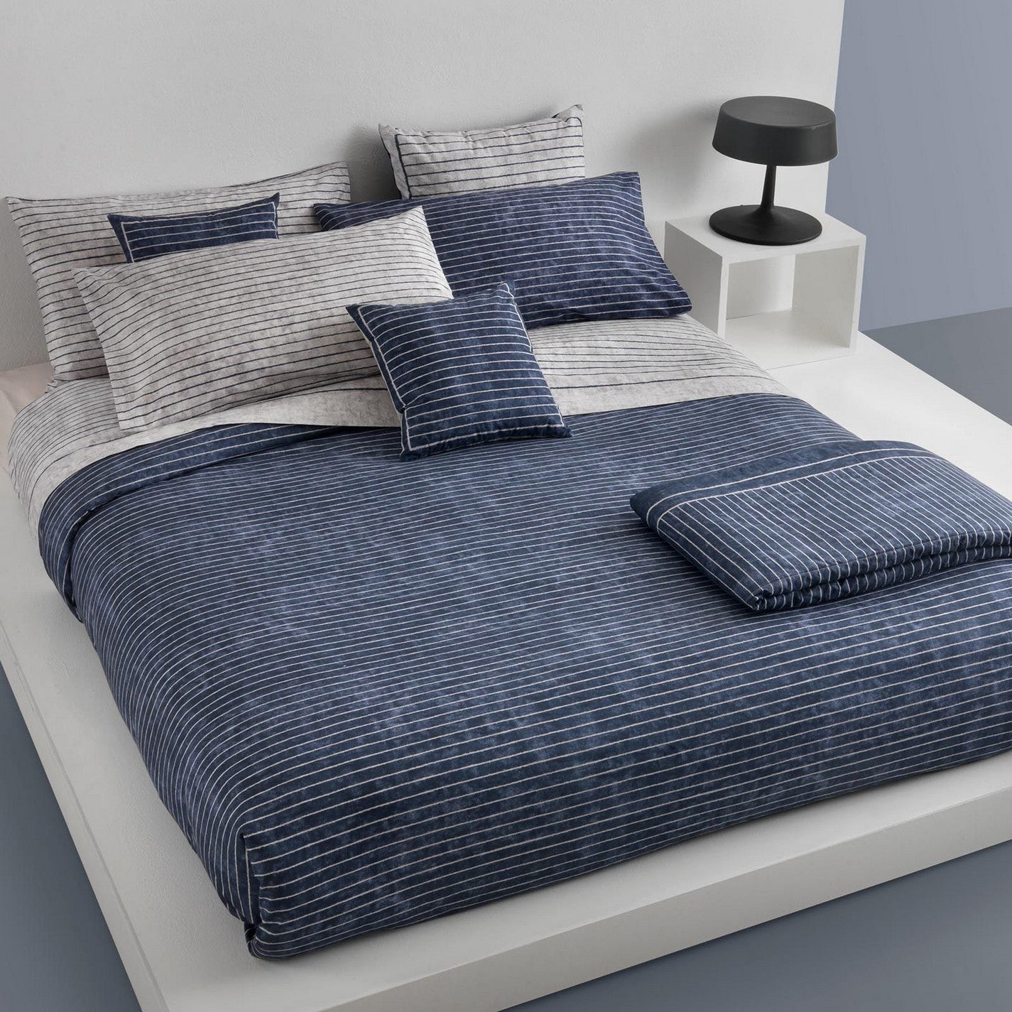 Completo copripiumino matrimoniale Line Mirabello Carrara, 100% percalle di cotone, misure 255x255 cm, con federe e lenzuolo con angoli, Made in Italy.